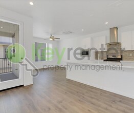 487 McClatchy Way in Sacramento, CA - Building Photo - Building Photo