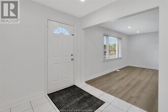 6633 Wyandotte St E in Windsor, ON - Building Photo - Building Photo
