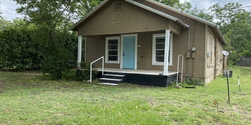 985 N Chamberlain St in Stephenville, TX - Building Photo