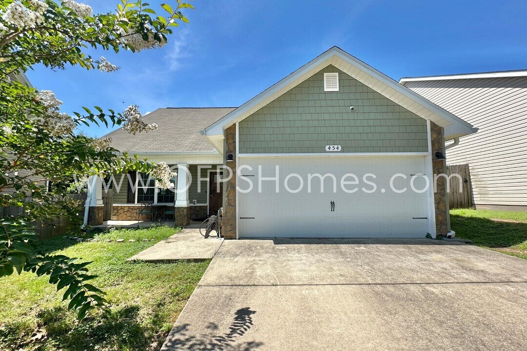 454 Eisenhower Dr in Crestview, FL - Building Photo