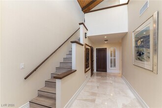 2845 Queens Courtyard Dr in Las Vegas, NV - Foto de edificio - Building Photo