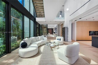 1369 N Venetian Way in Miami Beach, FL - Foto de edificio - Building Photo