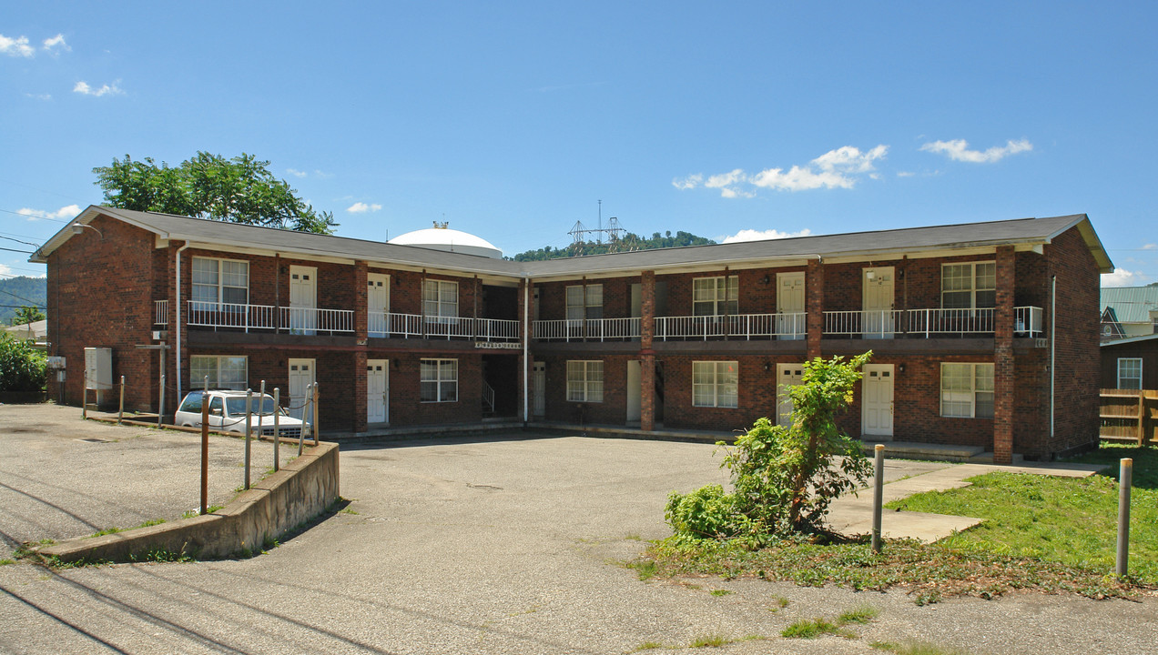 1507 W Dupont Ave in Belle, WV - Building Photo