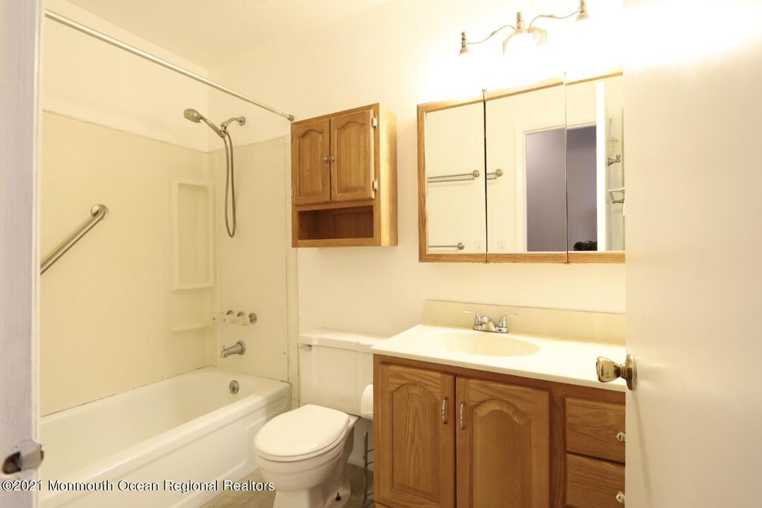17 Commodore Ct in Barnegat Township, NJ - Foto de edificio