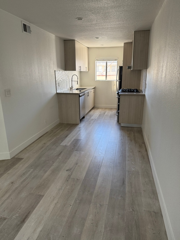 11040 Hesby St in Los Angeles, CA - Building Photo - Building Photo