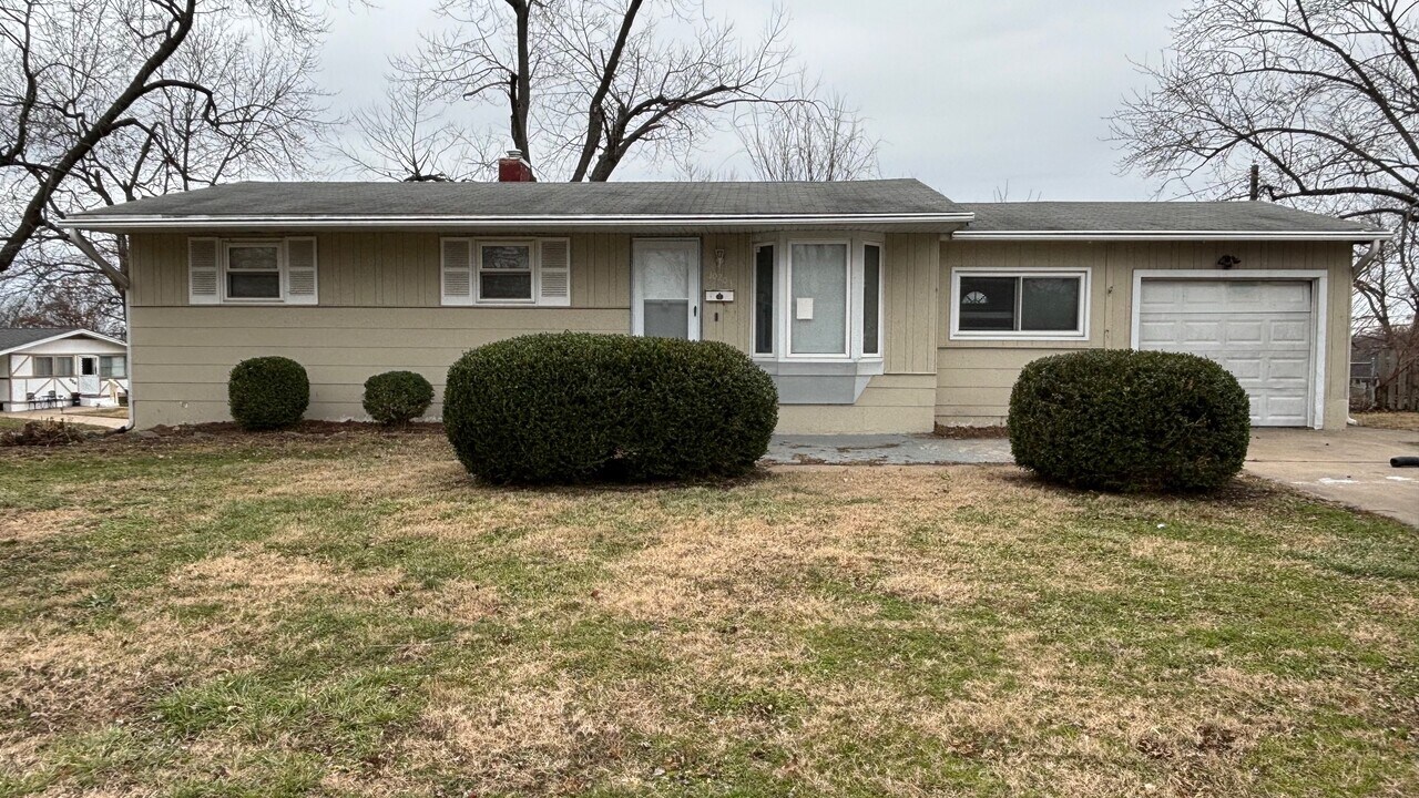 10203 Hobkirk Dr in St. Louis, MO - Building Photo
