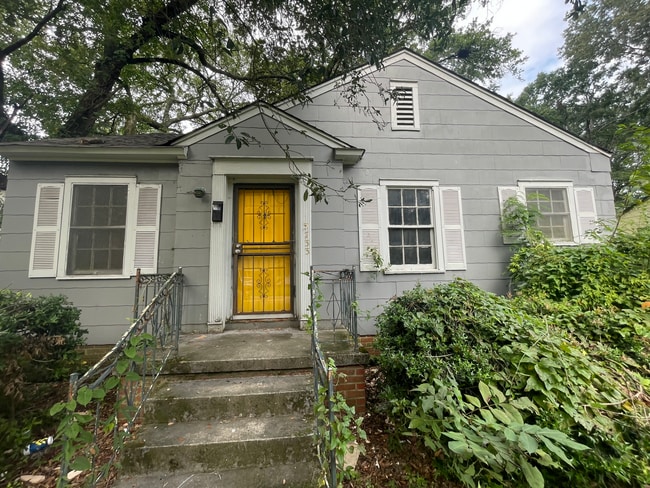 property at 3733 Northbrook Dr