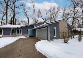 32847 Redwood Blvd in Avon Lake, OH - Building Photo