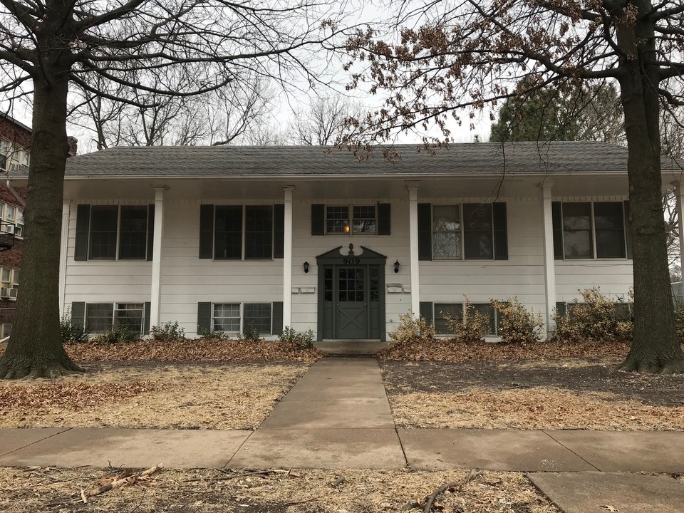 909 Constitution St in Emporia, KS - Building Photo