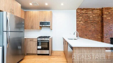 4 Bed 2 bath off the border of Clinton Hill and Bedstuy. in Brooklyn, NY - Building Photo - Building Photo