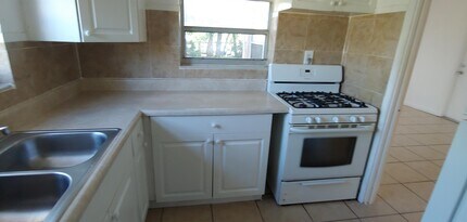 830 NW 38th Ave in Fort Lauderdale, FL - Building Photo - Building Photo