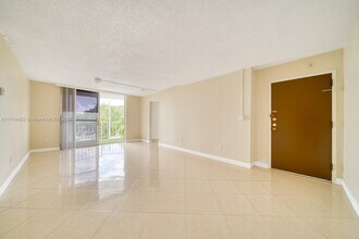 496 NW 165th St in Miami, FL - Building Photo - Building Photo