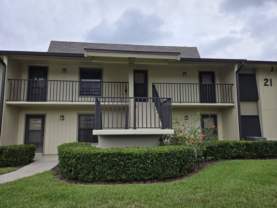 21 Plantation Dr in Vero Beach, FL - Building Photo