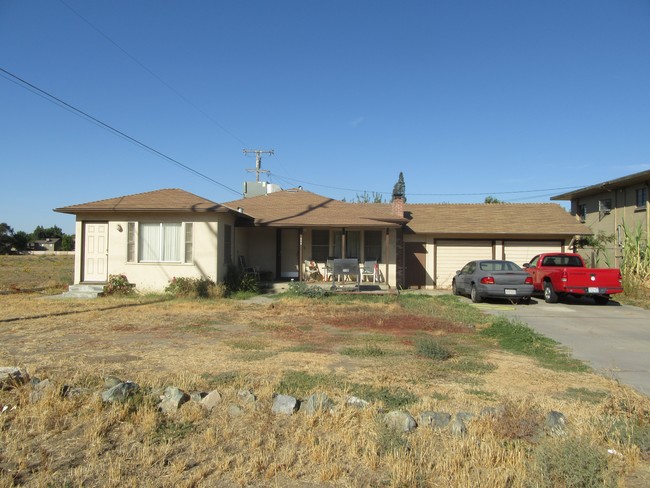 999 S Lovers Ln in Visalia, CA - Building Photo - Building Photo