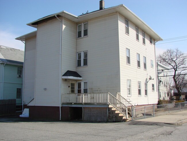 811 Mineral Spring Ave in Pawtucket, RI - Foto de edificio - Building Photo