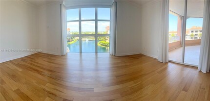 741 Crandon Blvd in Key Biscayne, FL - Foto de edificio - Building Photo