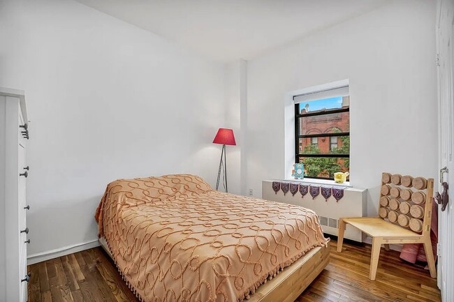 property at 186 W 80th St