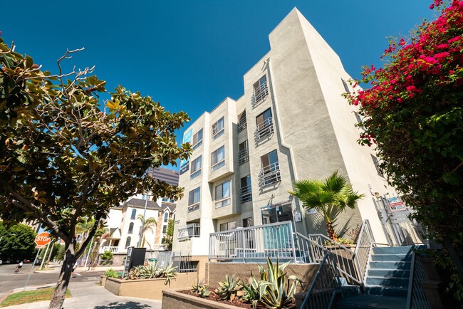 700 S. Berendo Ave in Los Angeles, CA - Foto de edificio - Building Photo