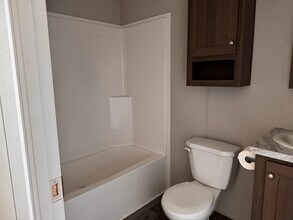 5201 Chantelle Dr in Flint, MI - Building Photo - Building Photo