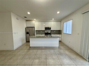 14267 SW 126th Path in Miami, FL - Foto de edificio - Building Photo