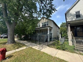 58 E 100th St in Chicago, IL - Building Photo