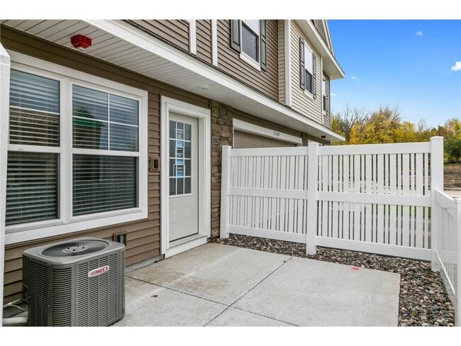 11583 Woodside Dr in Maple Grove, MN - Building Photo - Building Photo