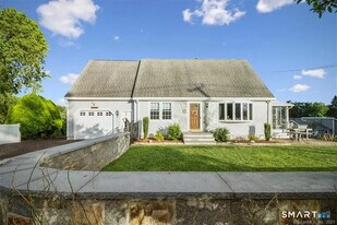 35 Knapps Hwy in Fairfield, CT - Building Photo