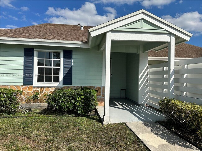 13792 SW 149th Cir Ln in Miami, FL - Foto de edificio - Building Photo