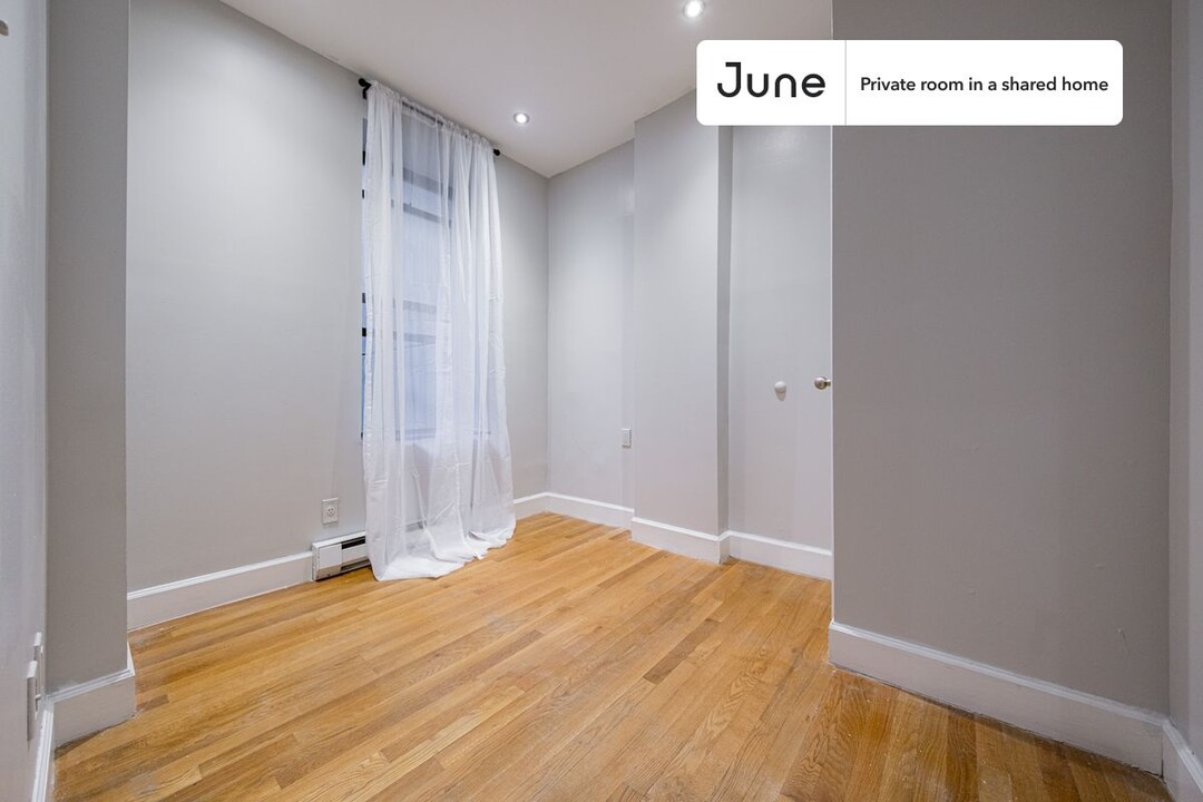 Private bedroom in 3 bed/1 bath Home in New York, NY - Building Photo