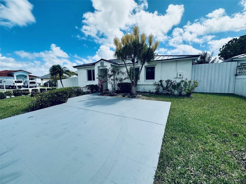 18501 SW 115th Ave in Miami, FL - Building Photo