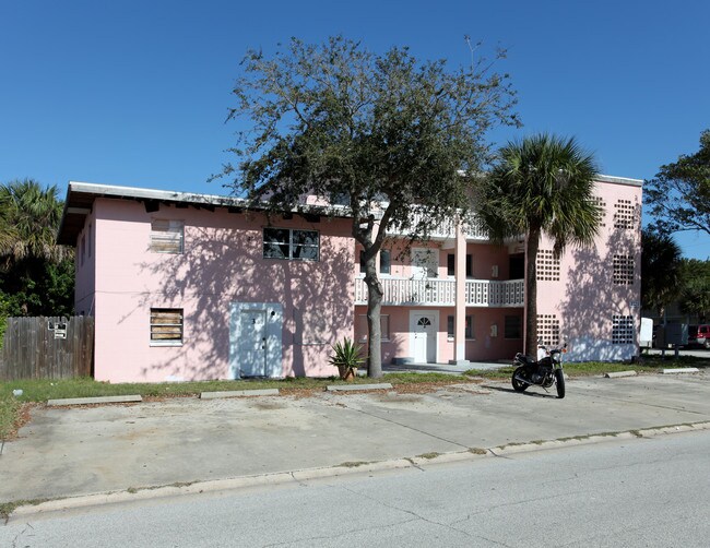 7521 Magnolia Ave in Cape Canaveral, FL - Foto de edificio - Building Photo