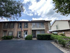 10682 Hazelhurst Dr in Houston, TX - Building Photo - Building Photo