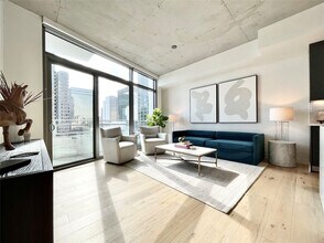 1801 N Pearl St, Unit 2204 in Dallas, TX - Building Photo - Building Photo