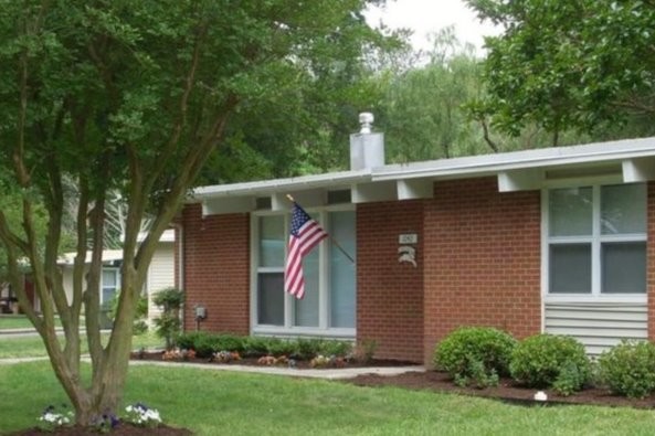 Fairway Crescent- On base housing! in Virginia Beach, VA - Building Photo