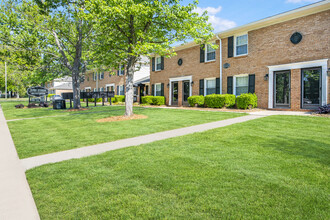 Sage Pointe Apartments and Townhomes in Charlotte, NC - Building Photo - Building Photo