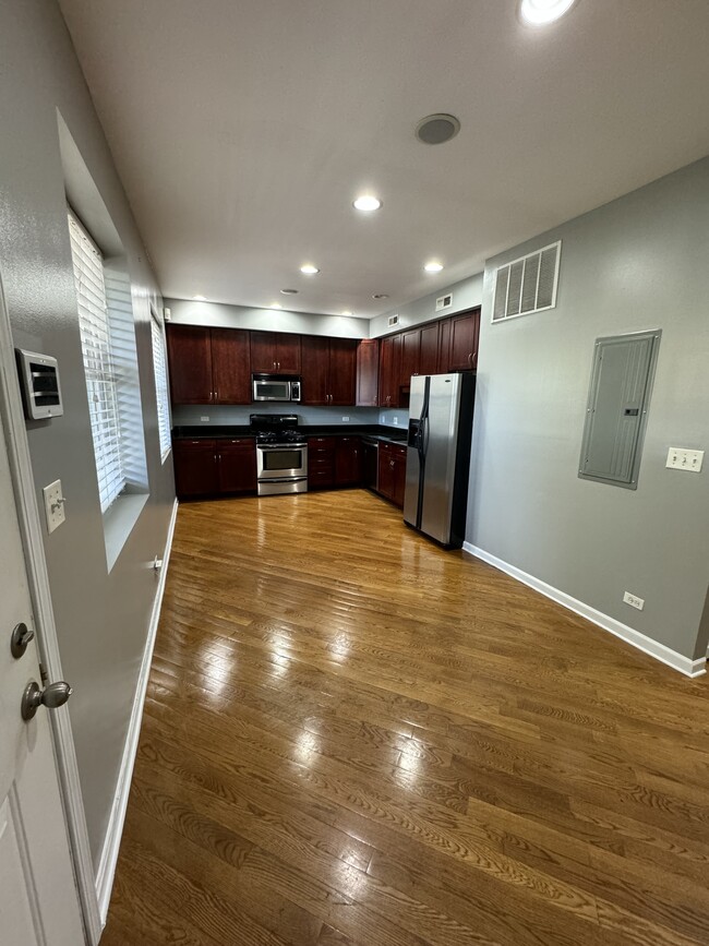 1906 W Estes Ave, Unit 2 in Chicago, IL - Foto de edificio - Building Photo