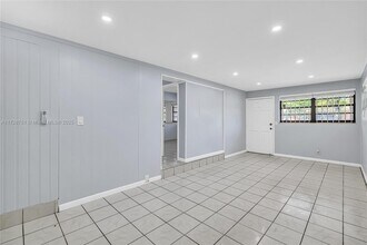 319 NE 171 St in North Miami Beach, FL - Building Photo - Building Photo