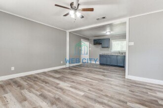 5880 Bluffman Dr in Dallas, TX - Building Photo - Building Photo