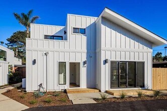 250 Hillcrest Dr in Encinitas, CA - Building Photo - Building Photo