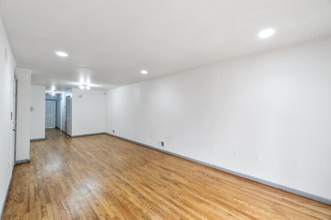 38 Graham St, Unit 2 in Jersey City, NJ - Foto de edificio - Building Photo