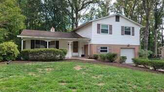 10013 Eastlake Dr in Fairfax, VA - Building Photo