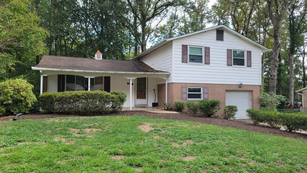 10013 Eastlake Dr in Fairfax, VA - Building Photo