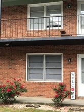 1803 E 6th St, Unit 8 in Greenville, NC - Foto de edificio - Building Photo