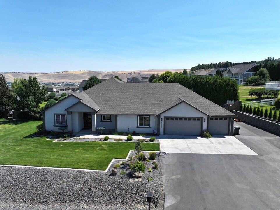 83309 Summit View Dr in Kennewick, WA - Building Photo