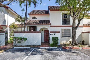 347 Ives Dairy Rd in Miami, FL - Building Photo