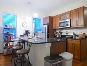 10 Wensley St, Unit 2 in Boston, MA - Foto de edificio - Building Photo