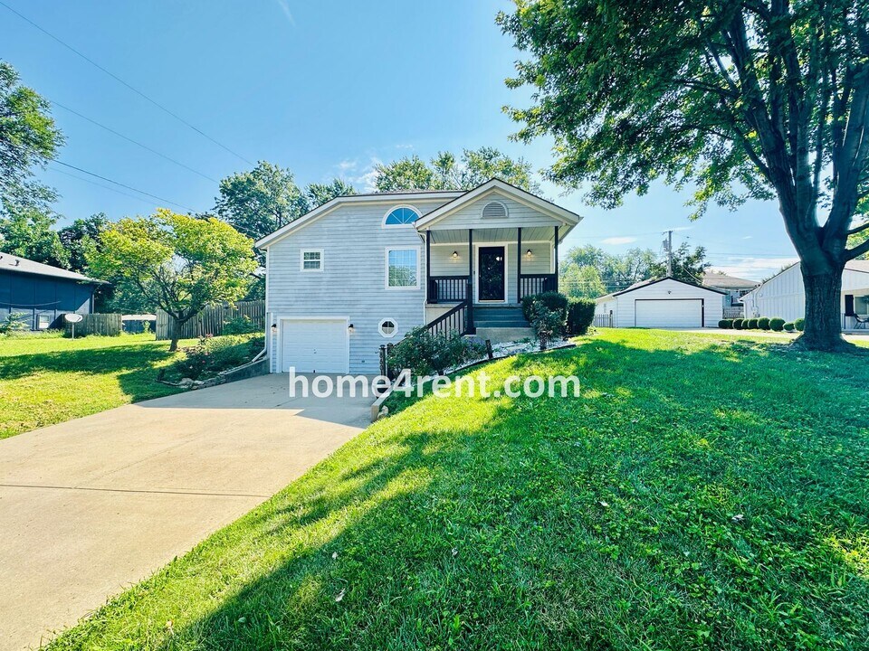 8601 England St in Overland Park, KS - Foto de edificio