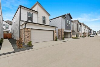 10013 Rustic Charm St in Houston, TX - Building Photo - Building Photo
