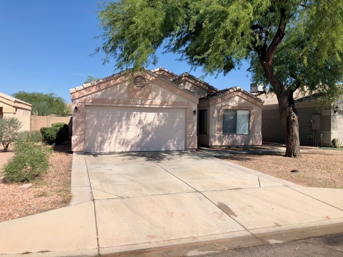 1366 W 17th Ave in Apache Junction, AZ - Foto de edificio