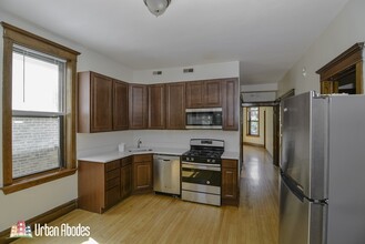 2230 W Iowa St, Unit A07C in Chicago, IL - Building Photo - Building Photo